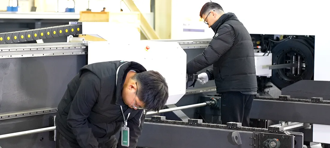 Wartung einer Laserschneidmaschine - aorelaser (3).webp