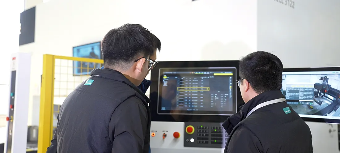 Wartung einer Laserschneidmaschine - aorelaser (2).webp